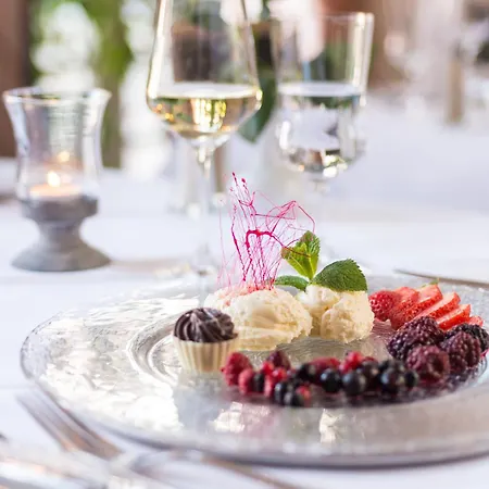 מלון Schlosshotel Weilburg 4*