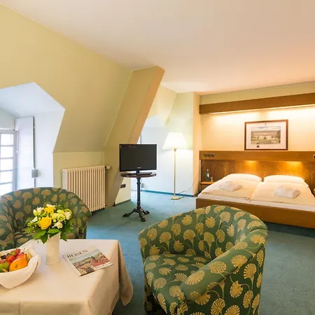 מלון Schlosshotel Weilburg 4*